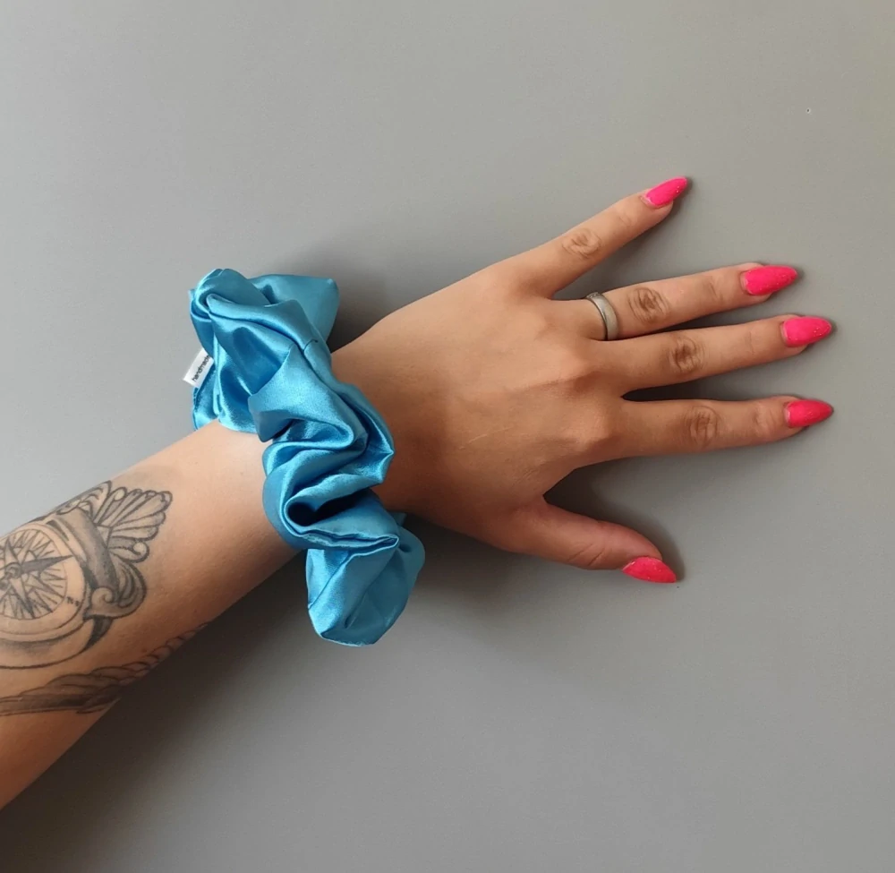 Saténová Scrunchie gumička tyrkysová XL
