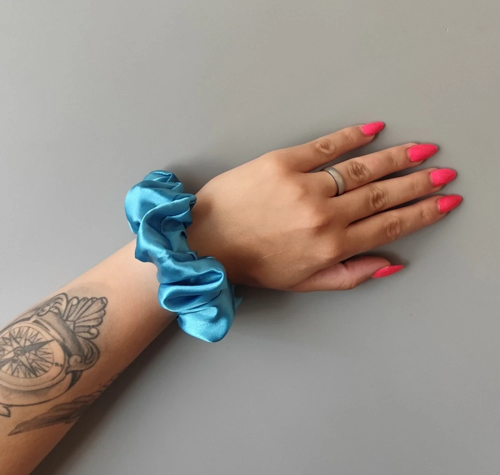 Saténová Scrunchie gumička tyrkysová L 