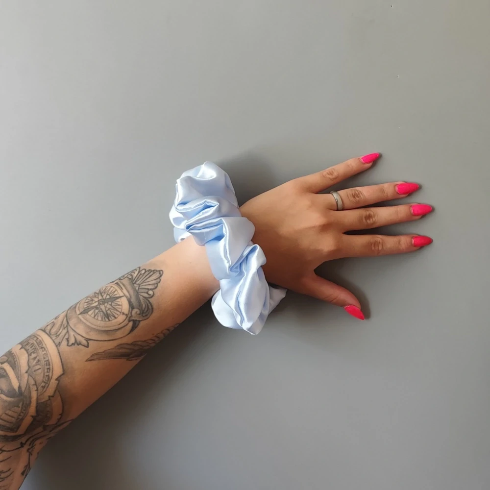 Saténová Scrunchie gumička sv. modrá XXL