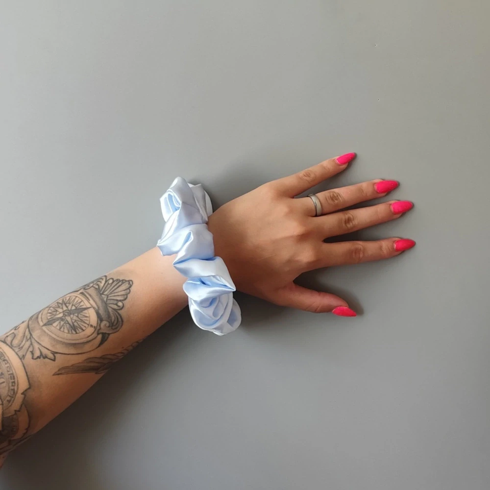 Saténová Scrunchie gumička sv. modrá XL