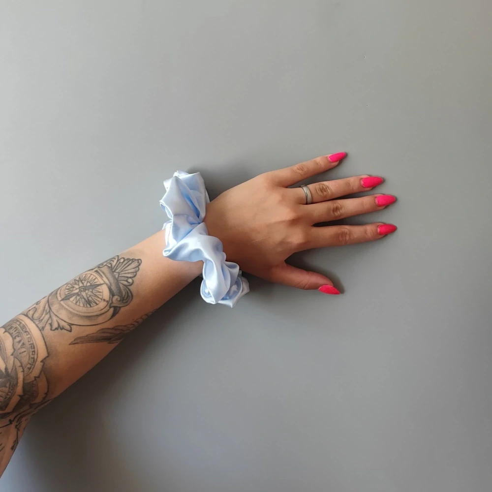Saténová Scrunchie gumička sv. modrá L - klasik