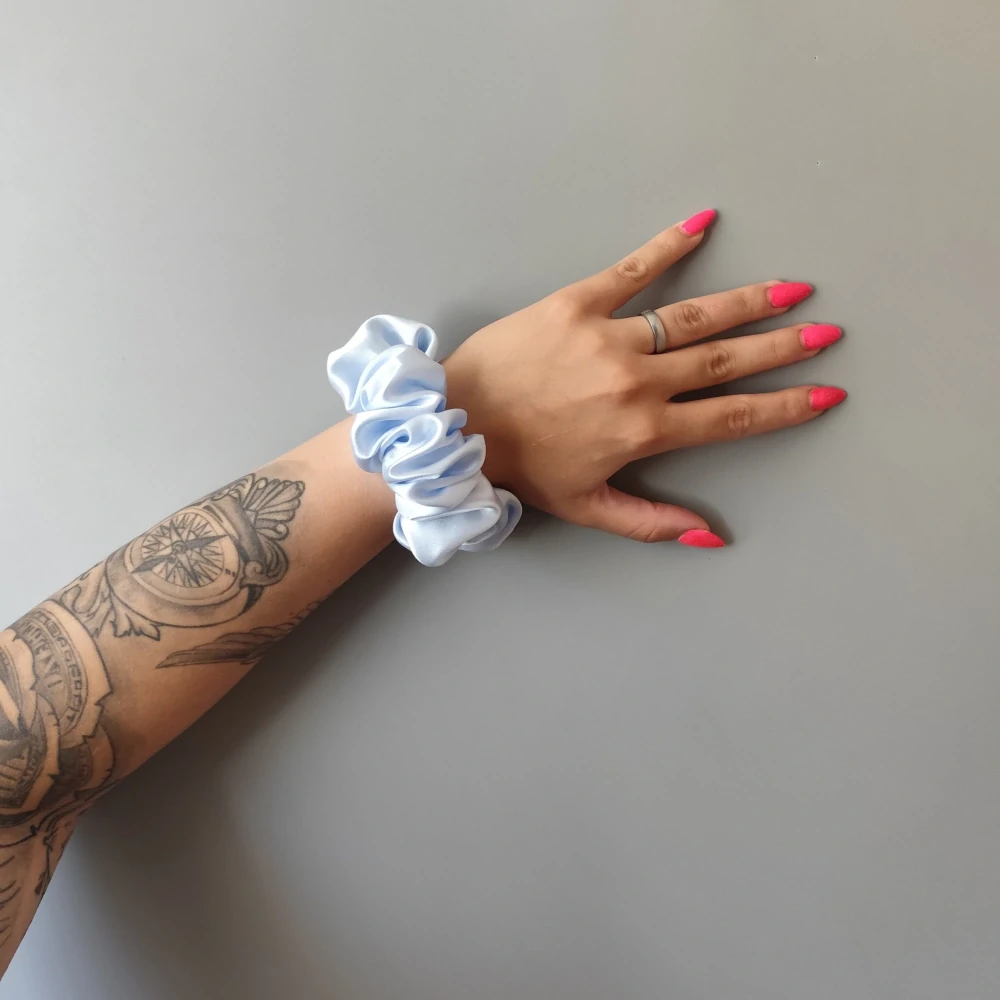 Saténová Scrunchie gumička sv. modrá L 