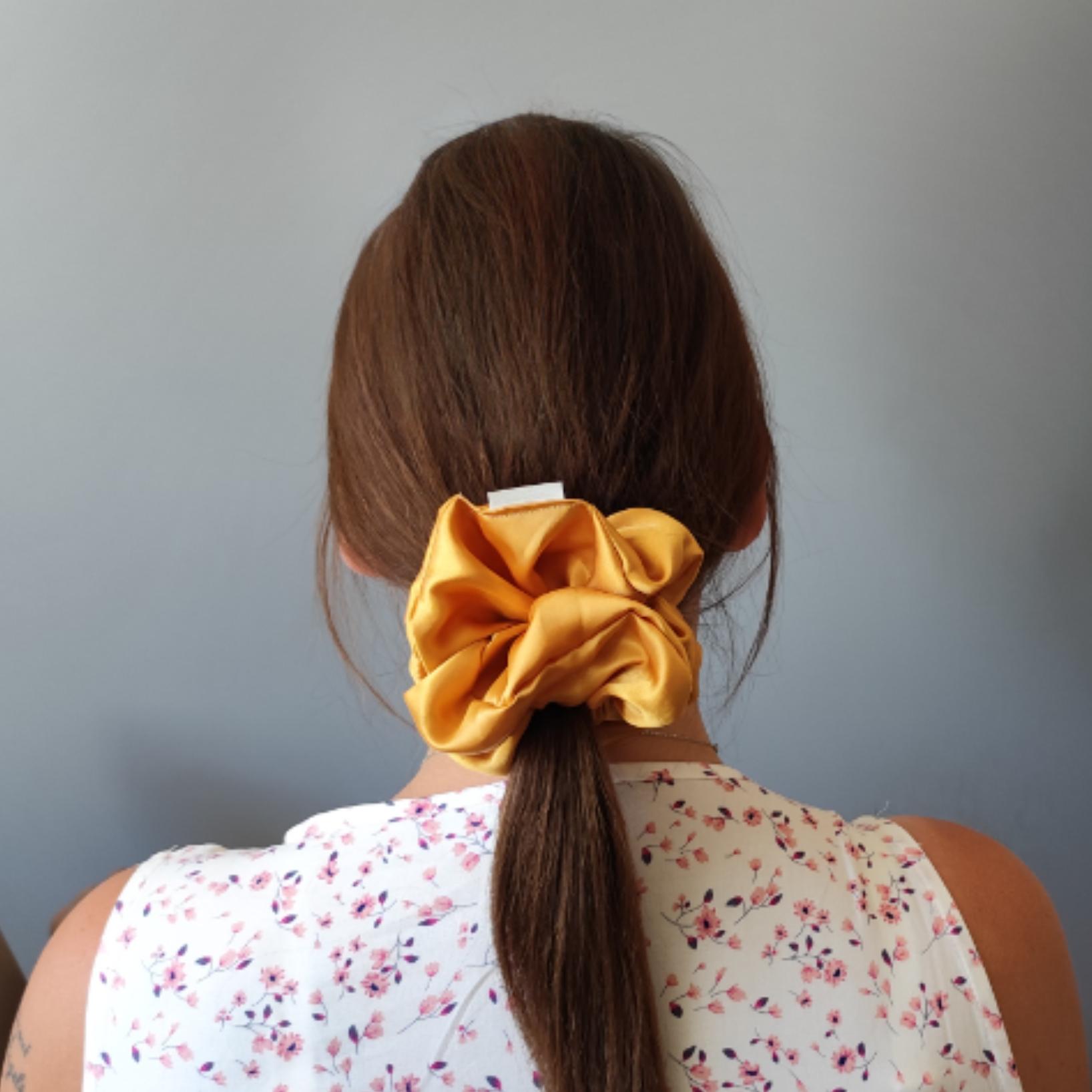 Saténová Scrunchie gumička zlatá XXL