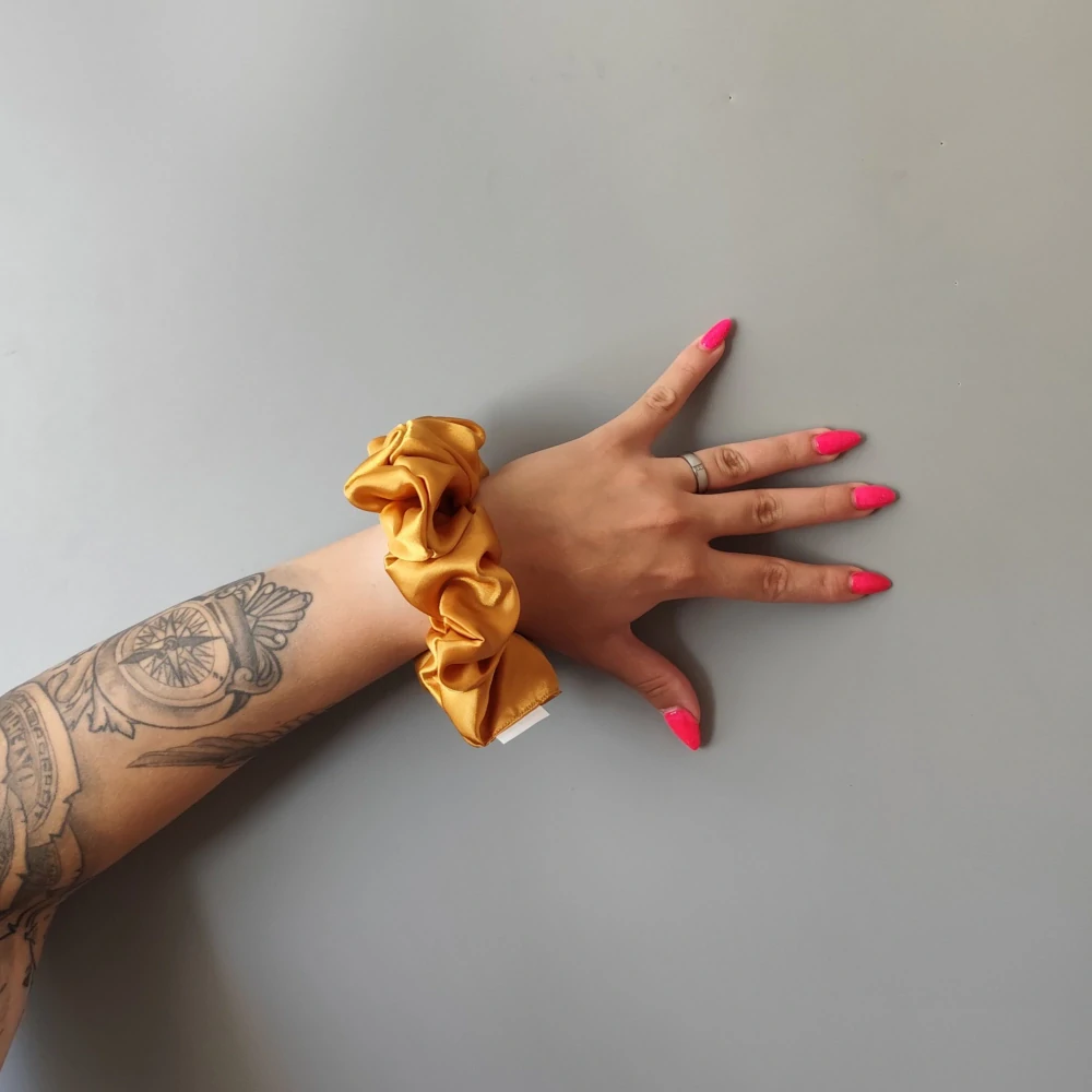 Saténová Scrunchie gumička zlatá XL