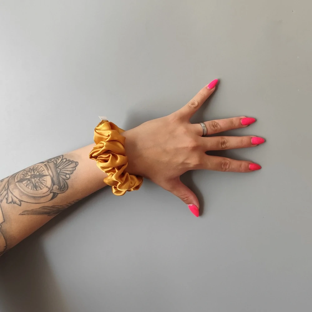 Saténová Scrunchie gumička zlatá L - klasik