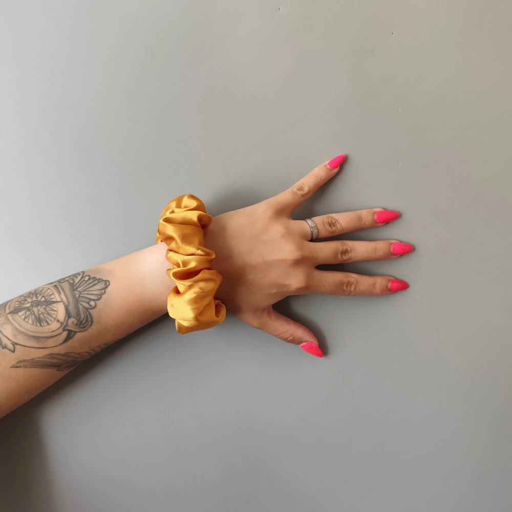 Saténová Scrunchie gumička zlatá L 