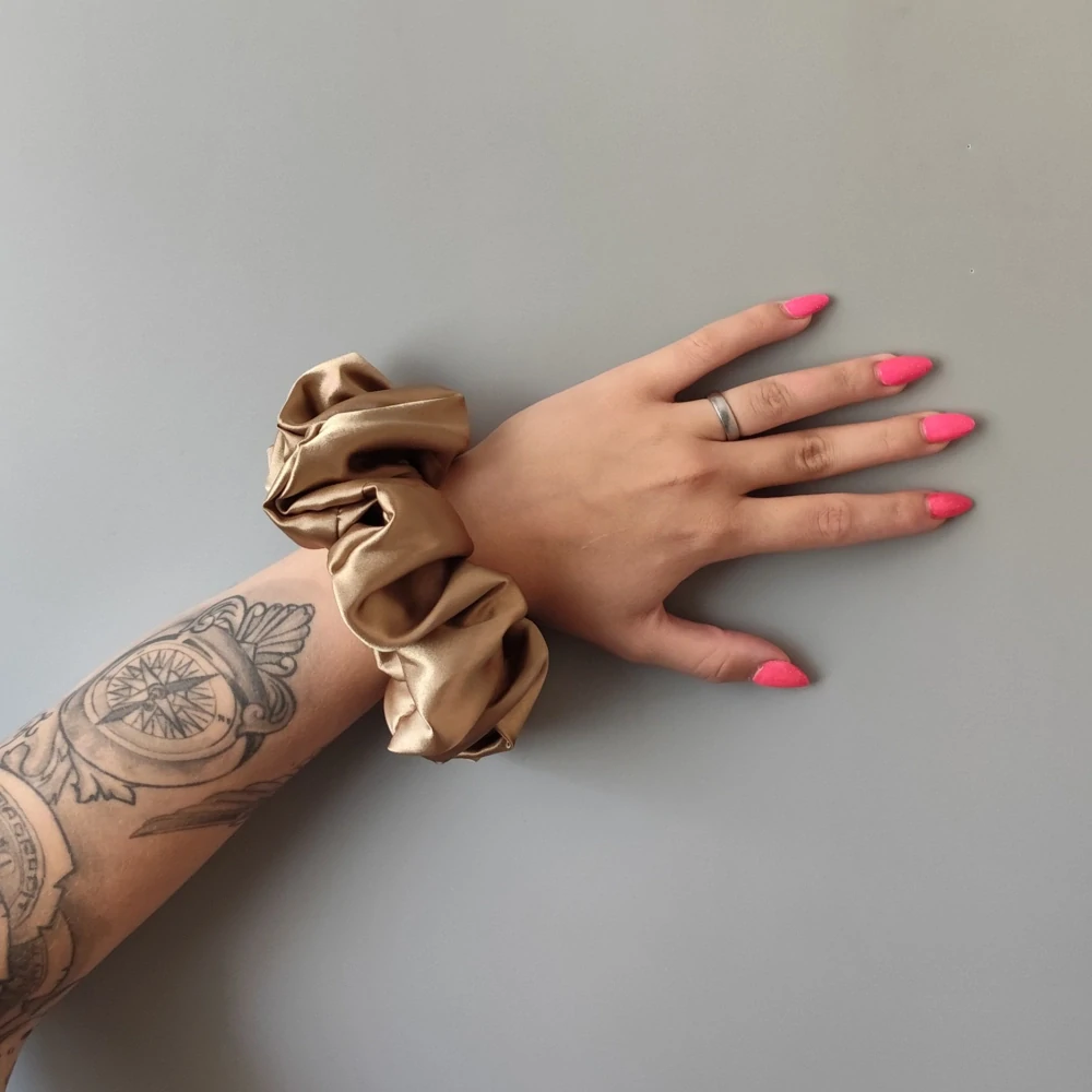 Saténová Scrunchie gumička camel XXL