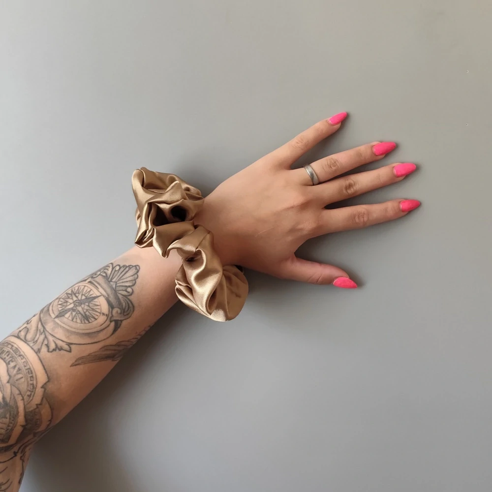 Saténová Scrunchie gumička camel XL