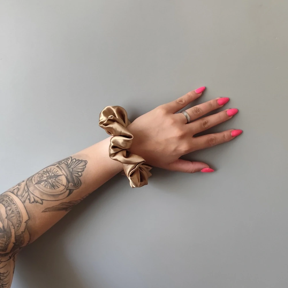 Saténová Scrunchie gumička camel L - klasik