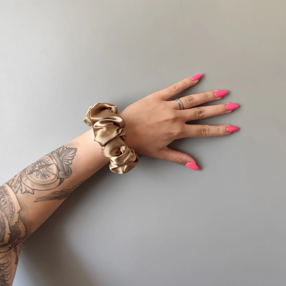 Saténová Scrunchie gumička camel L