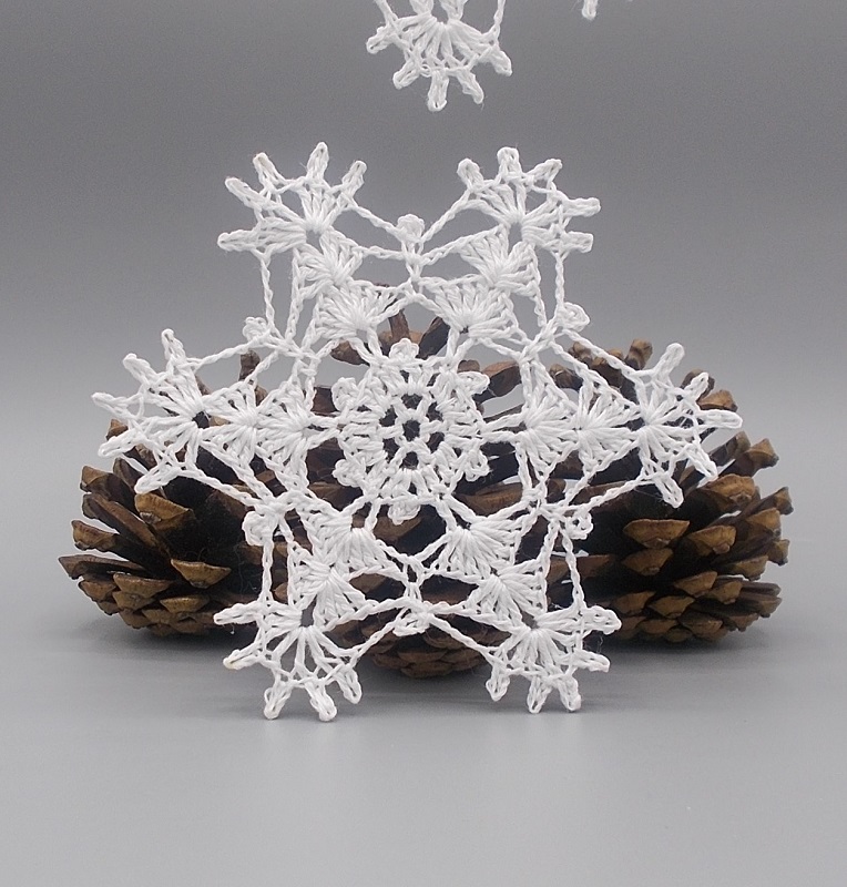 Háčkovaná vánoční ozdoba - vločka 11 cm