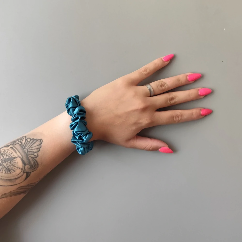 Saténová Scrunchie gumička petrolej S