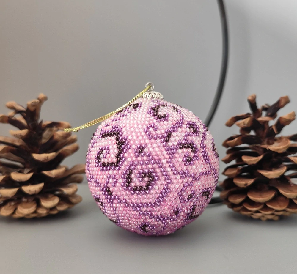 Vánoční baňka z korálků - růžová 7 cm