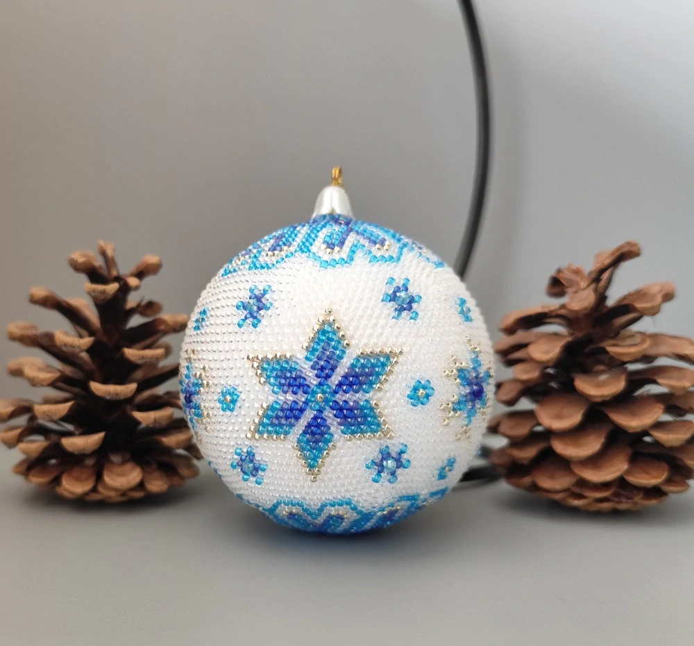 Vánoční baňka z korálků - bílá 8 cm