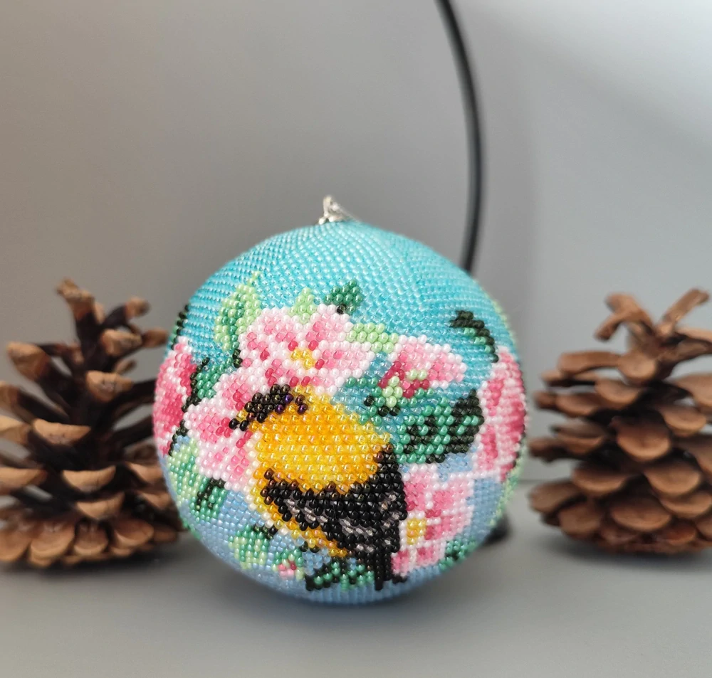 Vánoční baňka z korálků - tyrkysová 9 cm