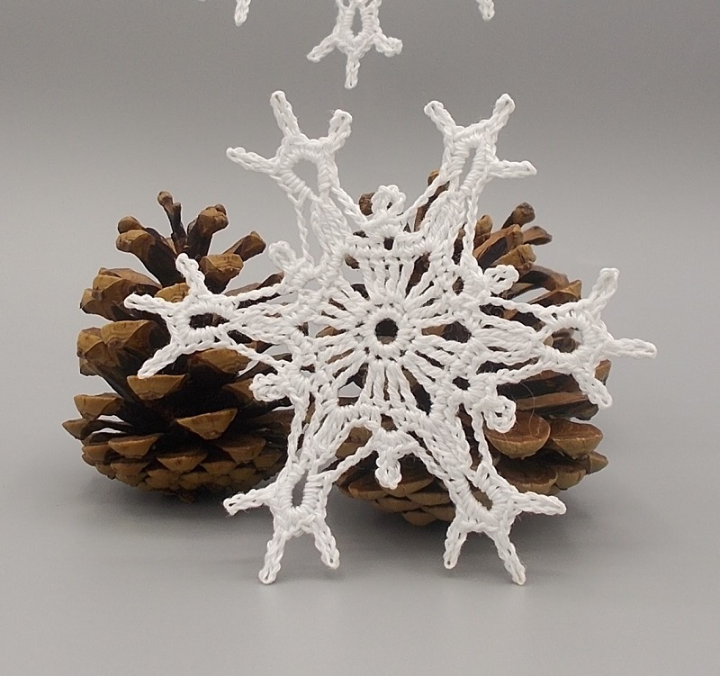 Háčkovaná vánoční ozdoba - vločka 9,5 cm