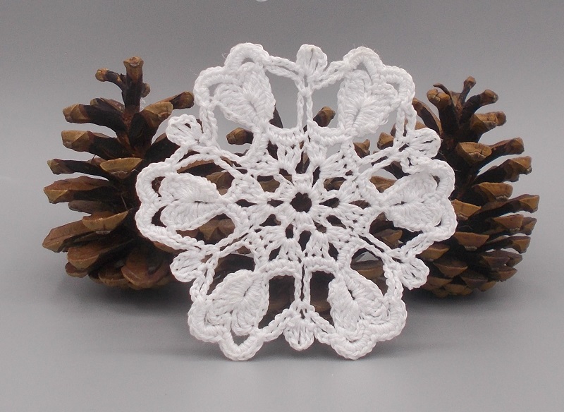 Háčkovaná vánoční ozdoba - vločka 8 cm - č.1