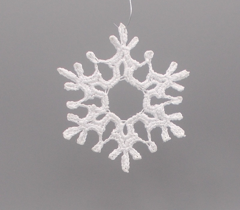 Háčkovaná vánoční ozdoba - sněhová vločka 8 cm