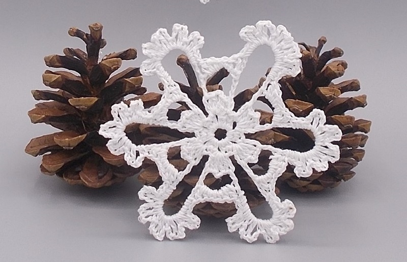 Háčkovaná vánoční ozdoba - vločka 8 cm č.4