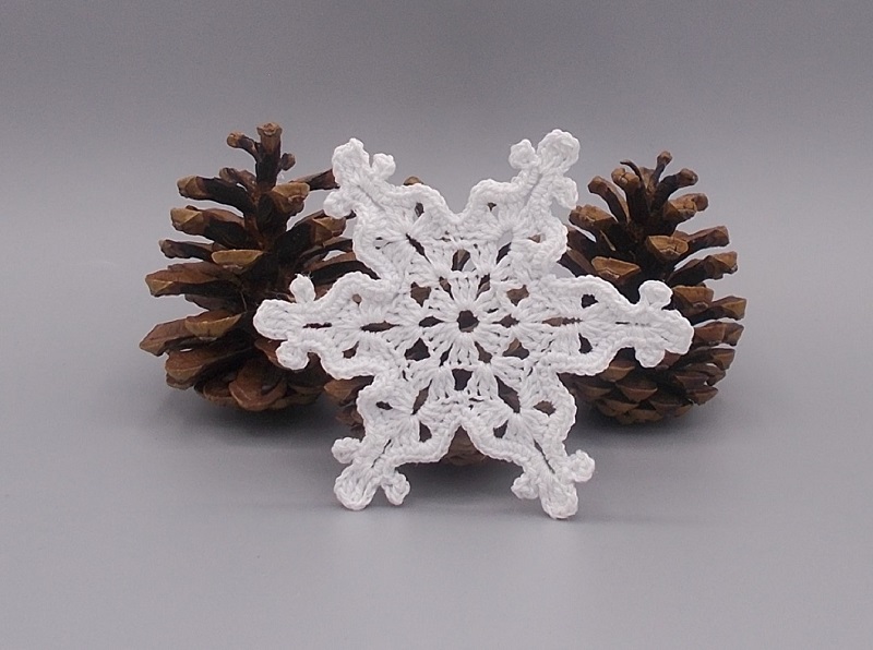 Háčkovaná vánoční ozdoba - vánoční vločka 8 cm