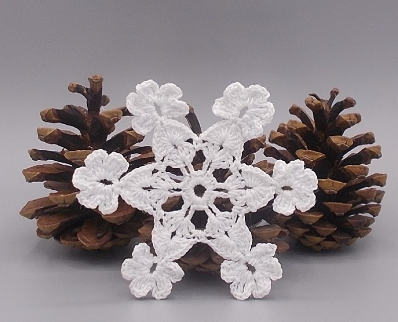 Háčkovaná vánoční ozdoba - vločka 8 cm - č.2