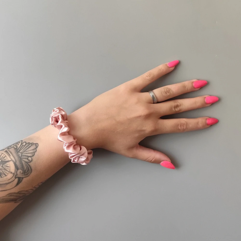 Saténová Scrunchie gumička pudrová S