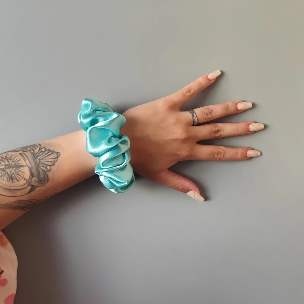 Saténová Scrunchie gumička mentol L 