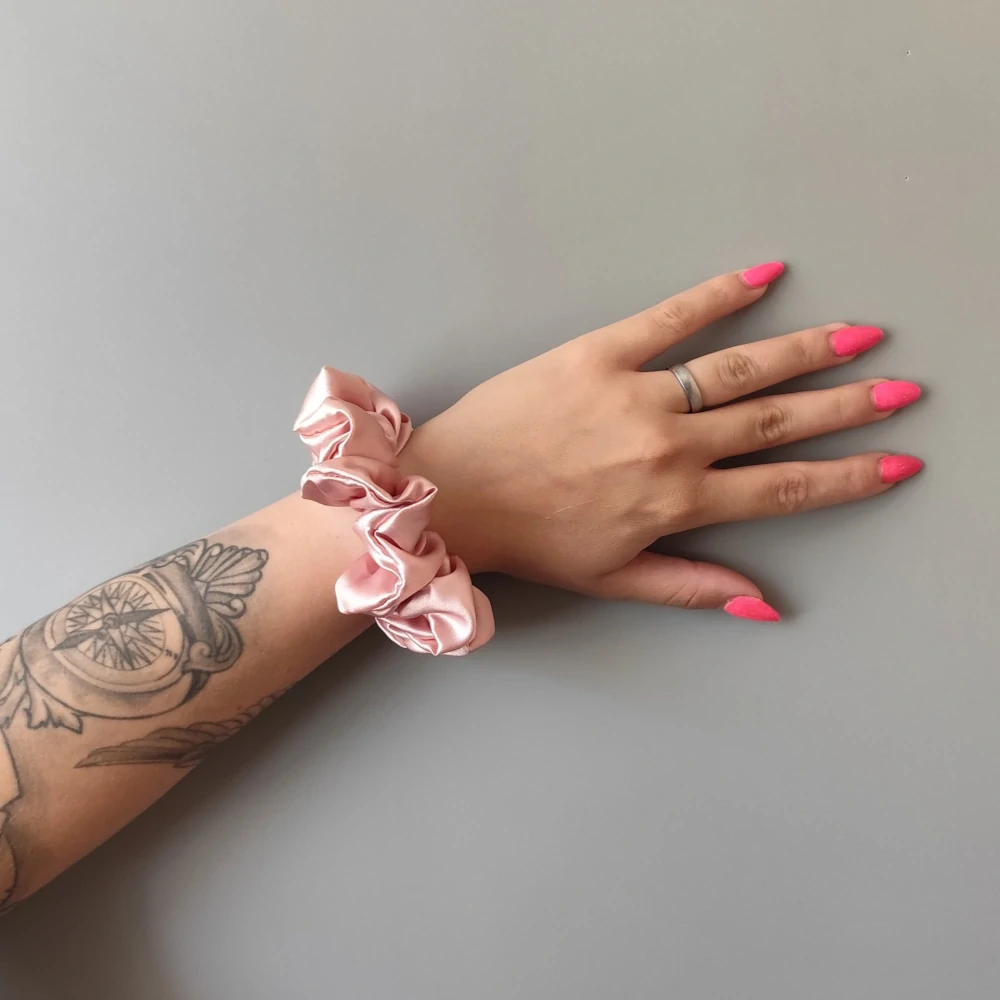 Saténová Scrunchie gumička pudrová L - klasik