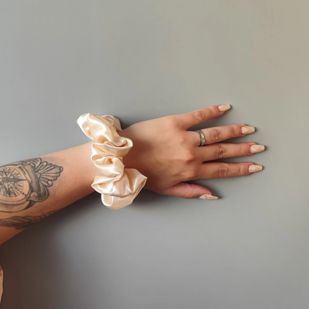 Saténová Scrunchie gumička champagne L - klasik