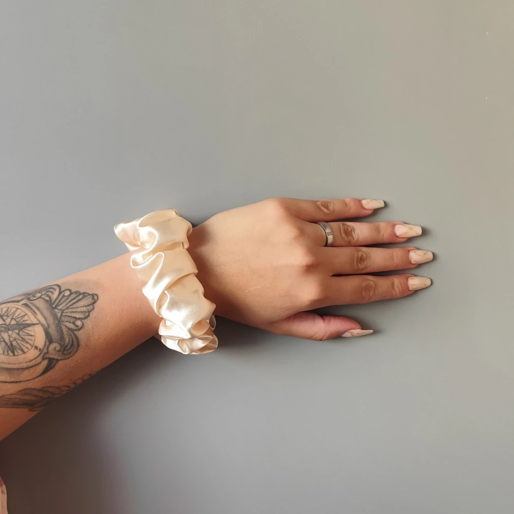 Saténová Scrunchie gumička champagne L 