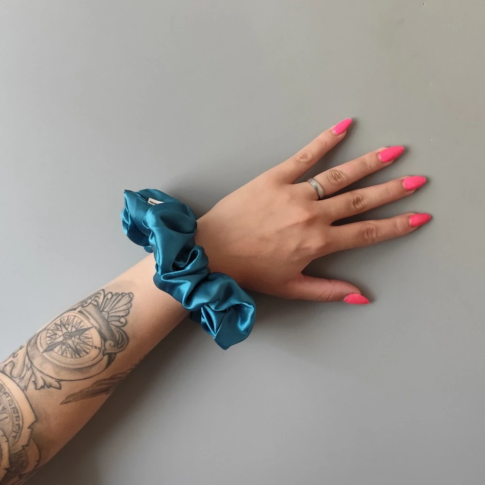 Saténová Scrunchie gumička petrolej XL