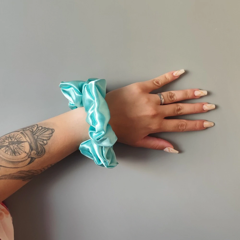 Saténová Scrunchie gumička mentol XL