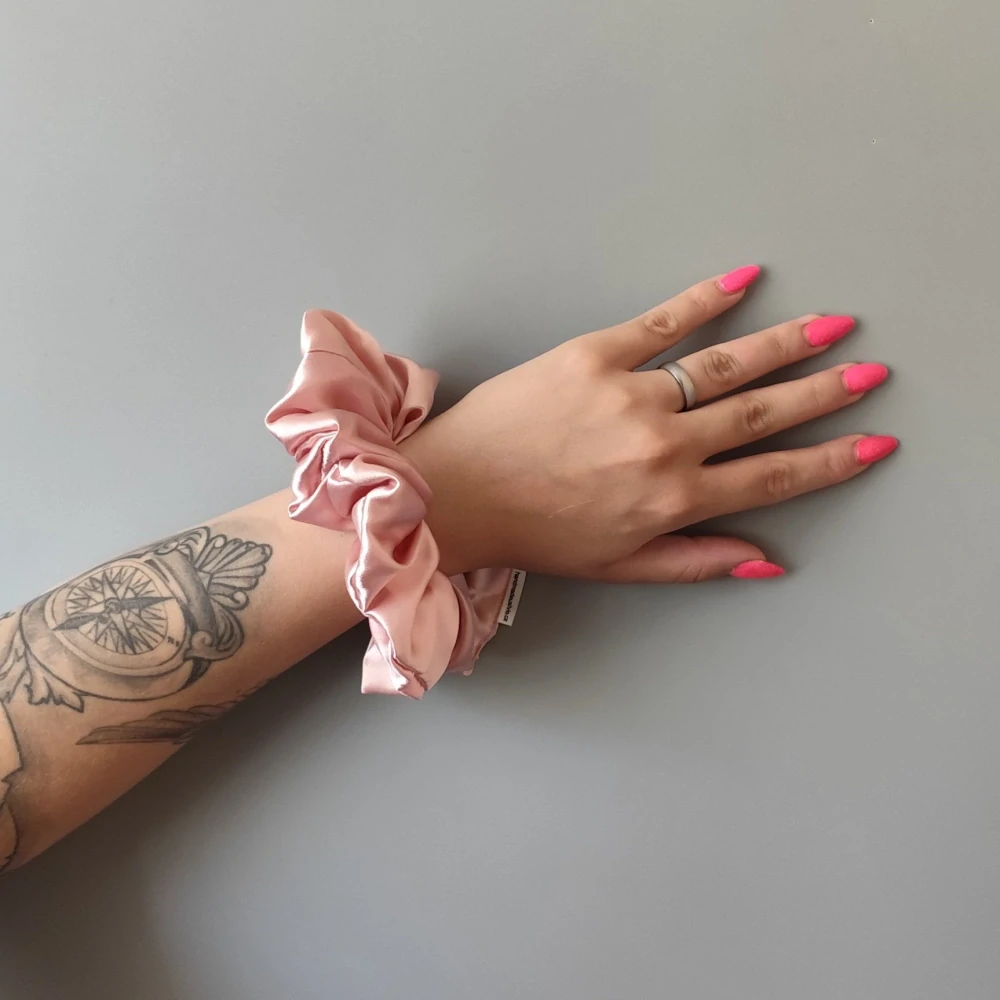 Saténová Scrunchie gumička pudrová XL