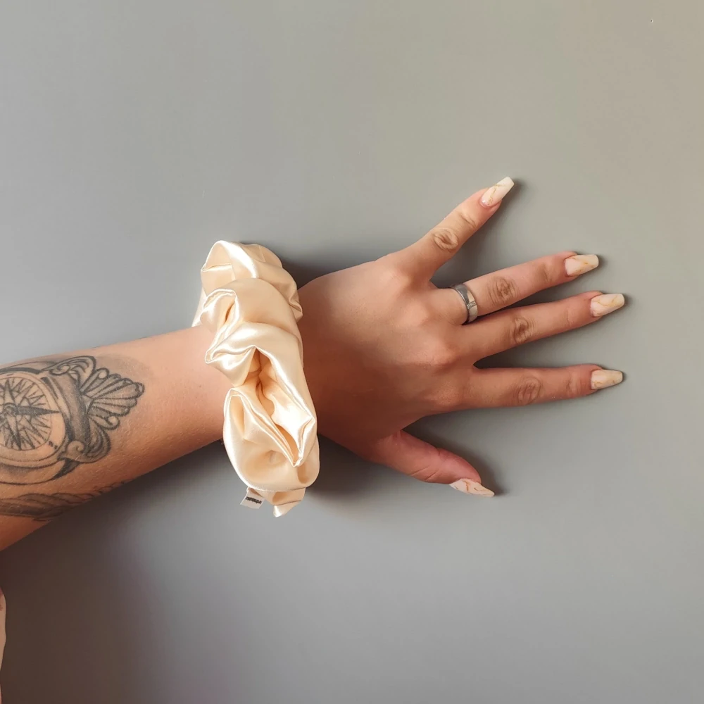 Saténová Scrunchie gumička champagne XL