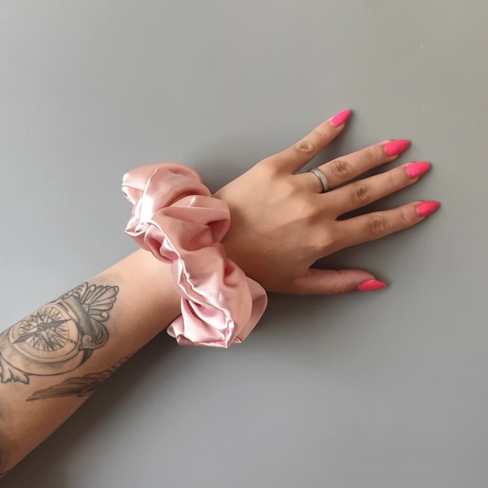 Saténová Scrunchie gumička pudrová XXL