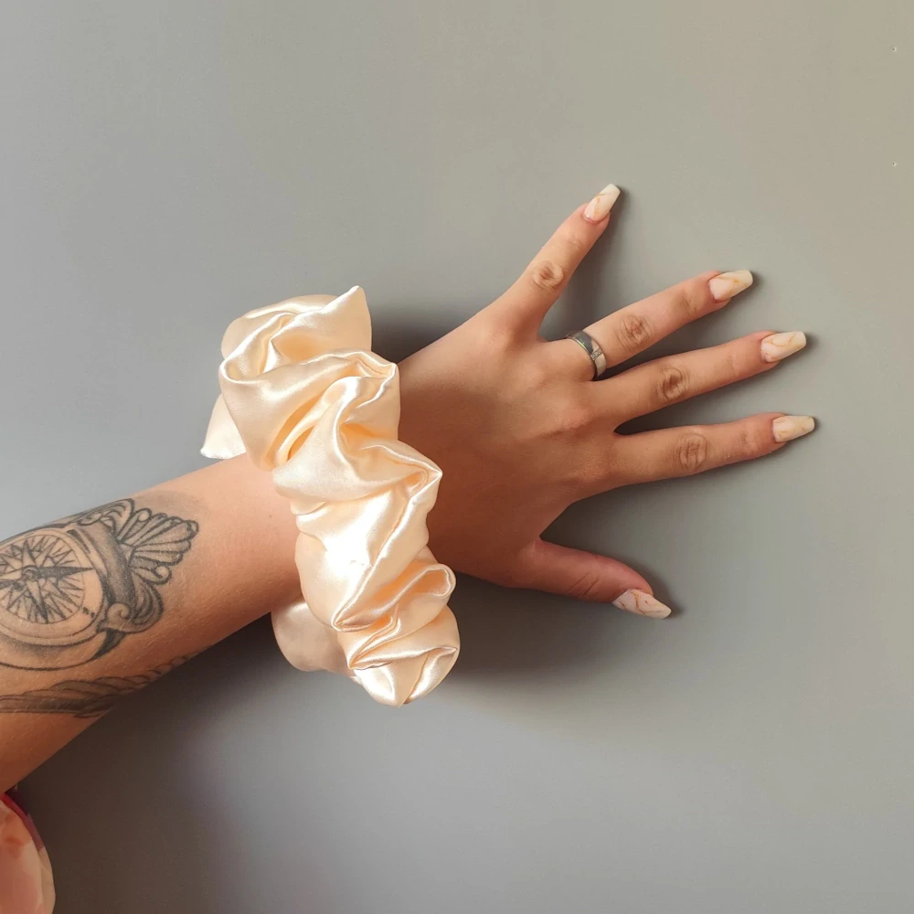 Saténová Scrunchie gumička champagne XXL