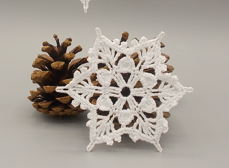 Háčkovaná ozdoba - hvězdička 8 cm č.1