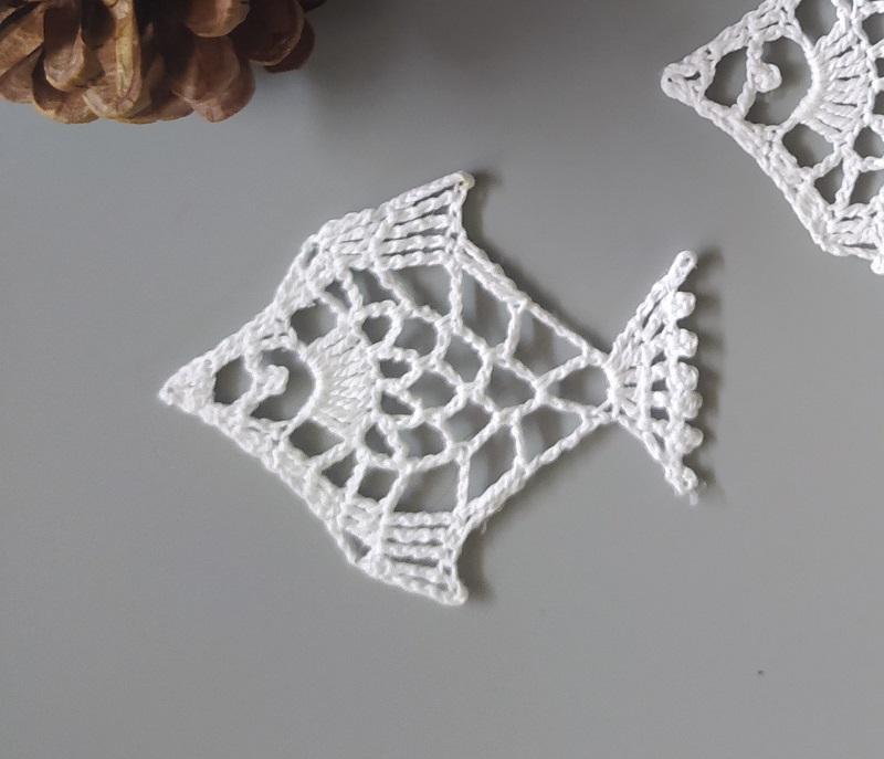 Háčkovaná vánoční ozdoba - kapřík 6 x 8 cm
