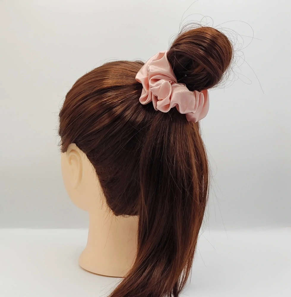 Saténová Scrunchie gumička pudrová L 