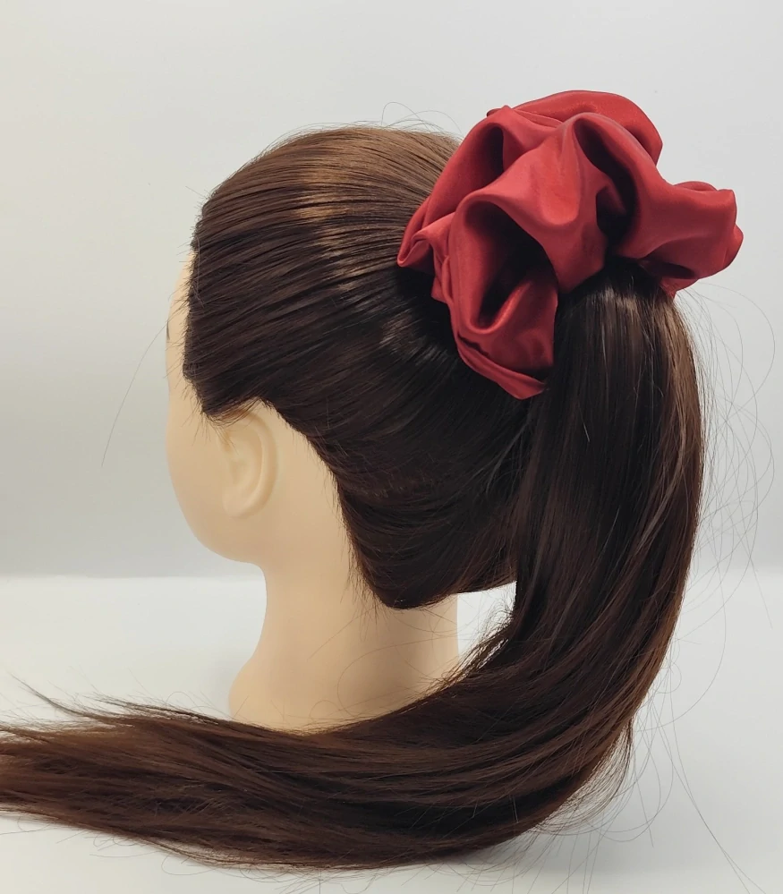 Saténová Scrunchie gumička červená tmavá XXL