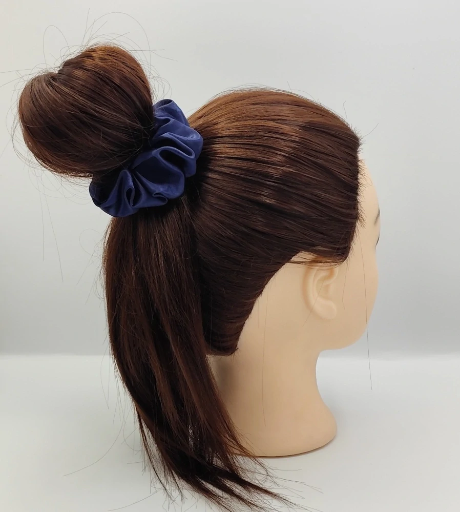 Saténová Scrunchie gumička temně modrá L 
