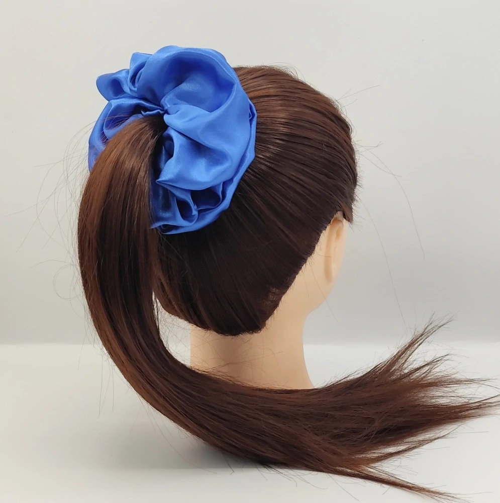 Saténová Scrunchie gumička kobaltově modrá XXL