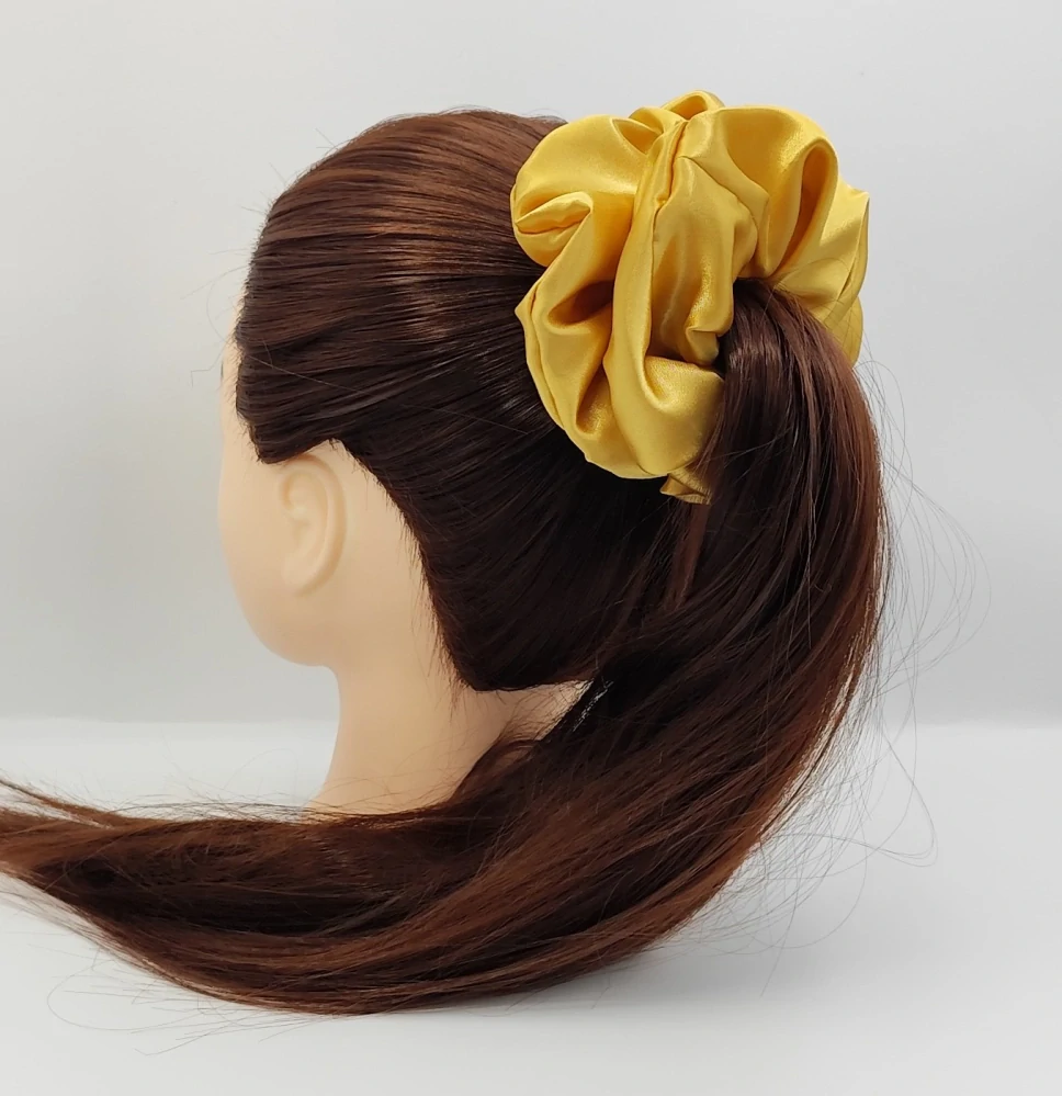 Saténová Scrunchie gumička světle zlatá XXL