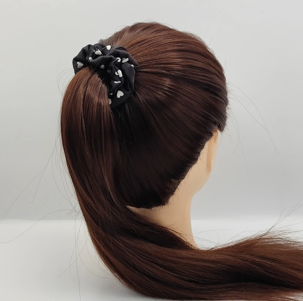 Scrunchie gumička černá - srdíčka - S