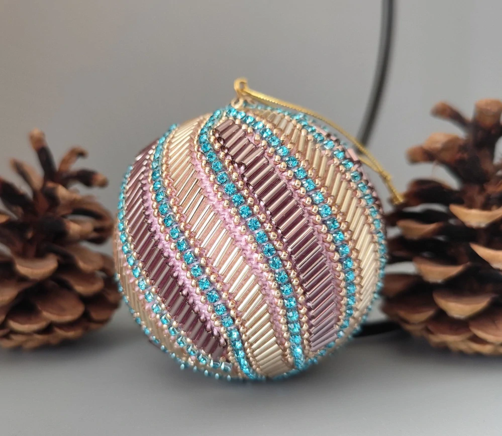 Vánoční baňka z korálků - 7 cm béžová