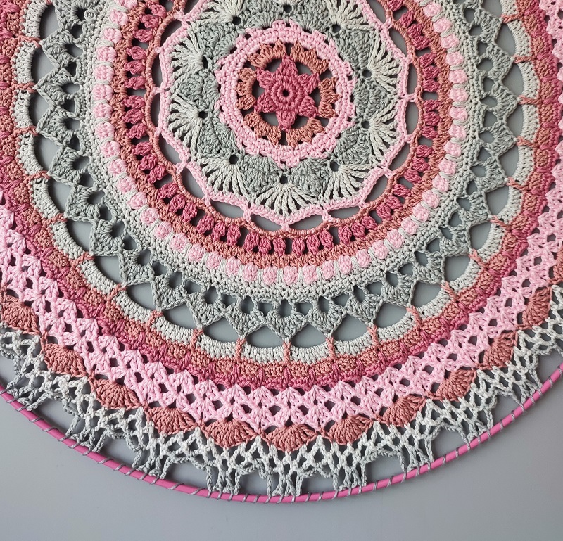 Háčkovaná Mandala - Šedo růžová 50 cm