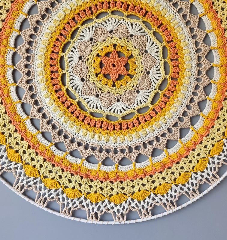 Háčkovaná Mandala - Béžovo žlutá 50 cm