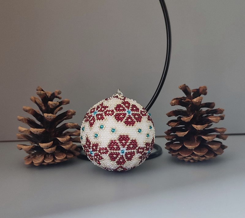 Vánoční baňka z korálků - červený květ 7 cm