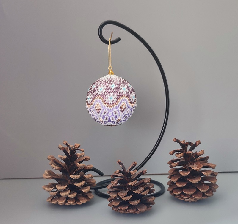 Vánoční baňka z korálků se stojanem - starorůžová 7 cm