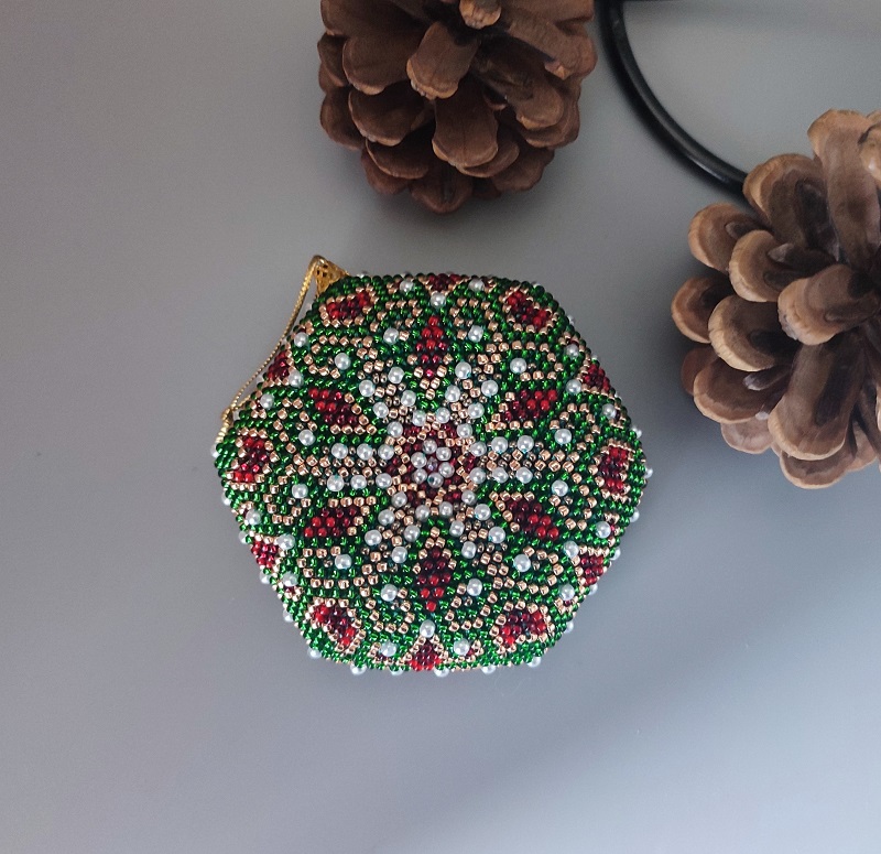 Šestiúhelník z korálků - zelený - průměr 8 cm